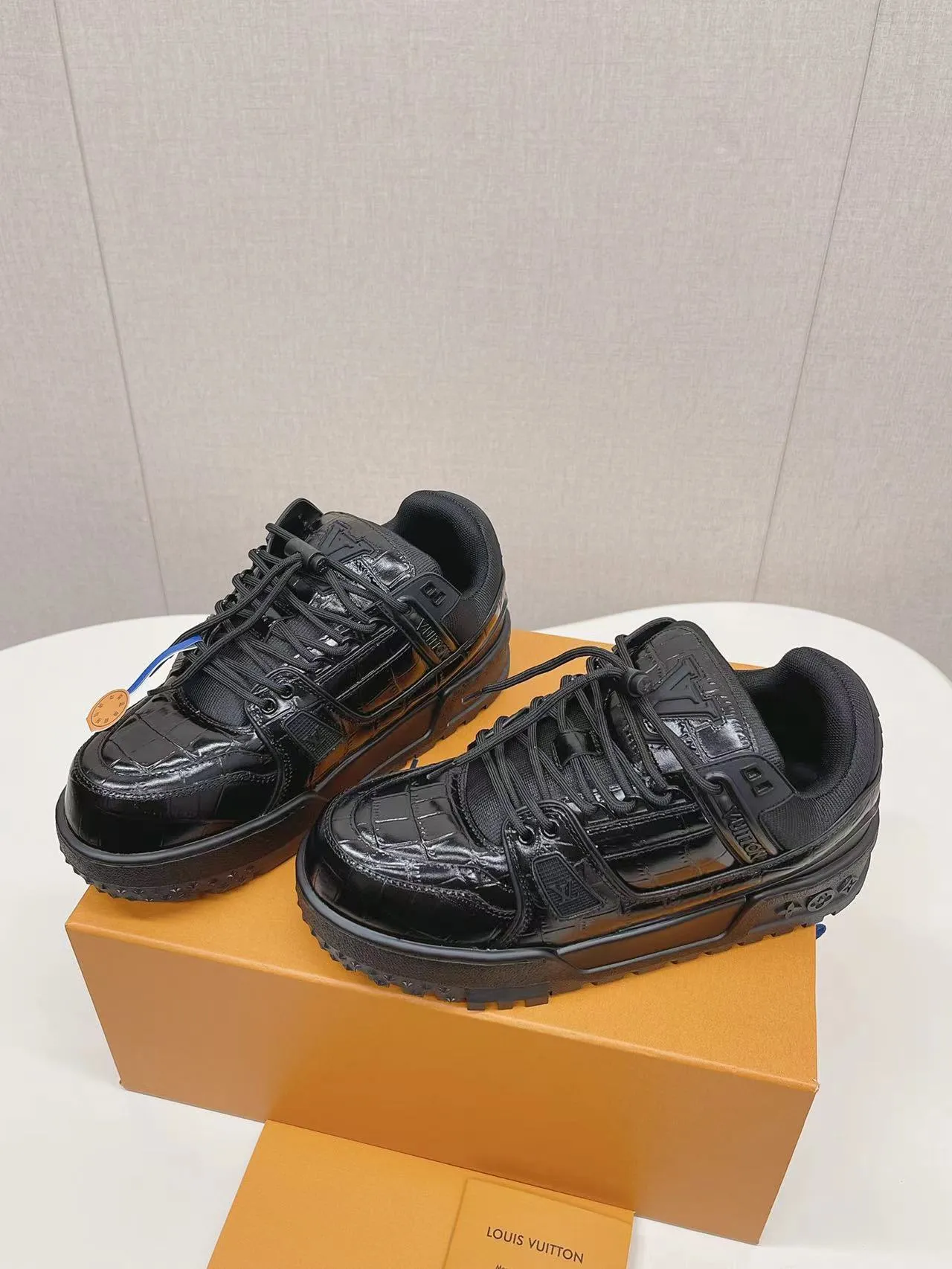 👟👟Ex-factory price 800👟👟 LV casual sneakers, new colors for early spring 2024, amplify the attention of the classic LV Trainer sneakers, and are an extension of inspiration from the 2023 spring and summer men's fashion show. Rubber L.v logos adorn the tongue, sides and back of the shoe. This pair of cute fat version of Trainer has attracted much attention. The three-dimensional and full shoe body is full of childlike fun while being trendy and cool! Size: 38-45
